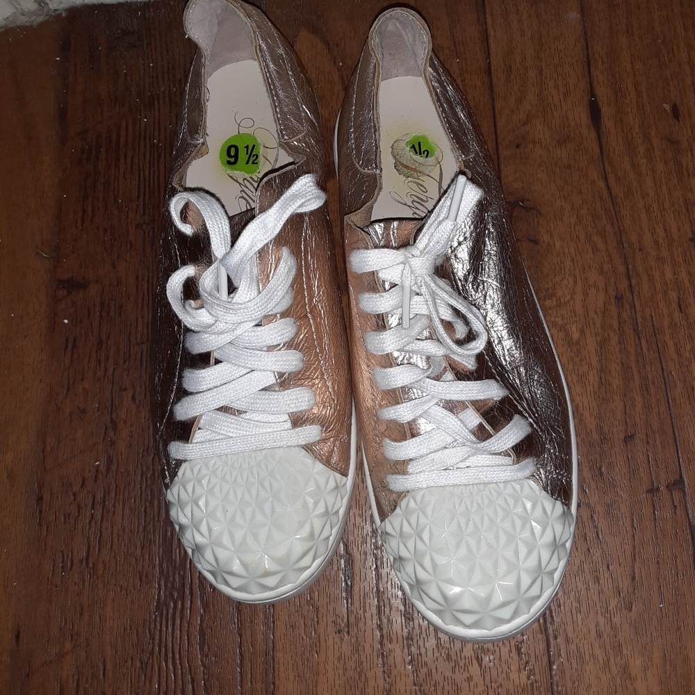 LADIES DESIGN TENNIS BY FERGIE